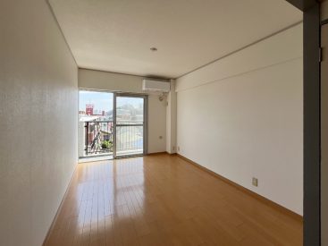 キッチンから窓へ続く、リビングダイニング。