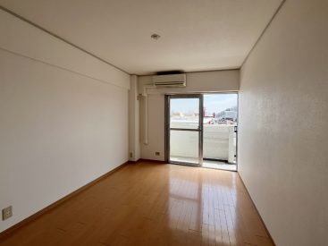 6帖はLDKと同じく窓から日差しと風がよく入ります。
