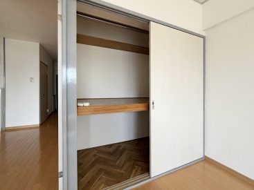 6帖には押し入れ収納がひとつ。