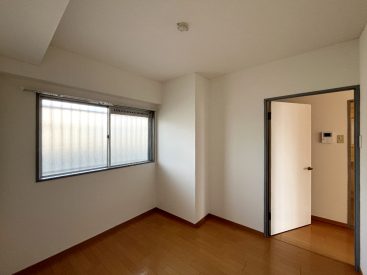 日差しが入らないので、照明や家具で雰囲気を明るくするのも◎