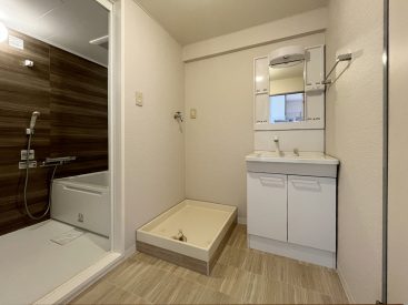 木目調の床の洗面脱衣所。