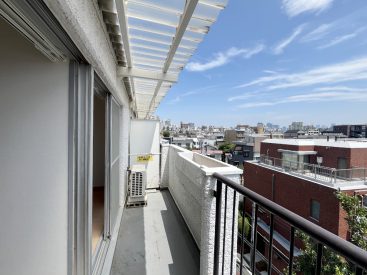 東からの日差しと風が入る、気持ちのいいバルコニー。