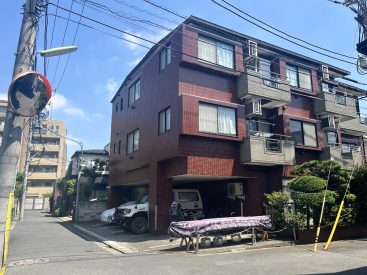 住宅街に佇む赤レンガのアパート。