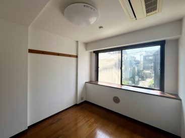 出窓の部屋。DKと繋げてリビングダイニングのようにも。