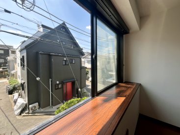 出窓に気持ちのいい日差しが当たります。