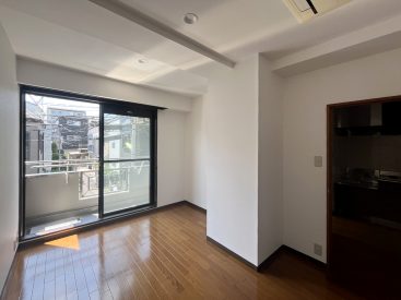 約6帖。バルコニーに続く一室です。