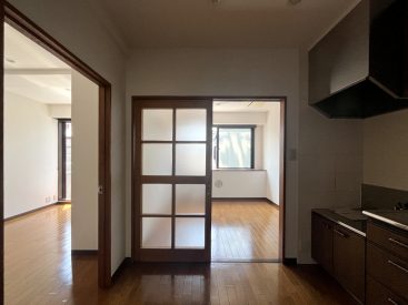 DKと出窓の部屋、繋げるのもメリハリ付けるのも◎