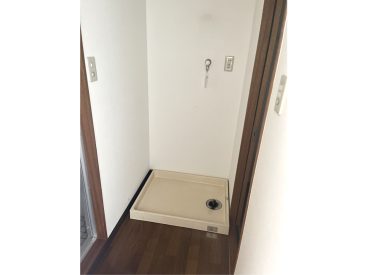 洗濯機は浴室の横に。