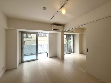 1階角部屋だけど、反射した日差しが入る一室。