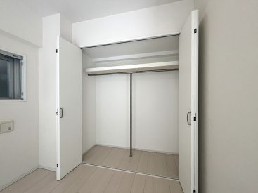 クローゼットは6.1帖にひとつ。