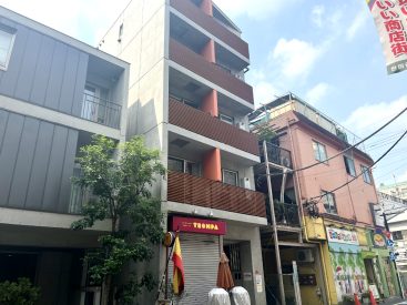 農大通りから少し入ったところ。RCとルーバーで造られたマンション。