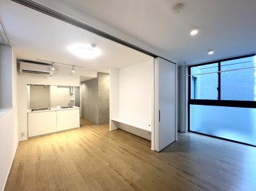 新築に収納の整った1DKの一室。