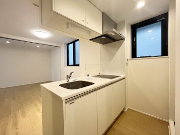 真っ白でフラットなつくりのキッチン。IHは2口。