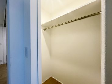 飾るように収納できるウォークインクローゼット。洗濯ポールの横にあるので、乾かした後さっとしまうことができ便利。