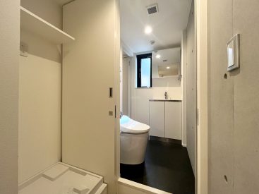 洗濯機は室内側に。扉の先にトイレや浴室があります。