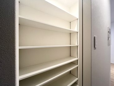 玄関横のシューズインクローゼット。かなりの収納量。