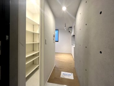 玄関はフラットなつくり。RC打ちっぱなしとフローリングの木が出迎えます。