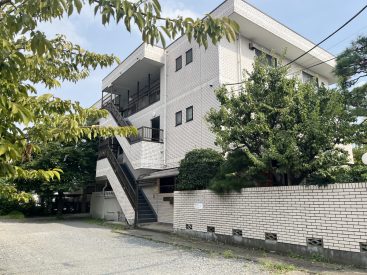 建物外観。静かな住宅街に佇みます。