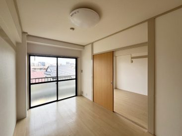 リビングから向かって左側の6帖。