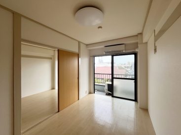 向かって右側の6帖。