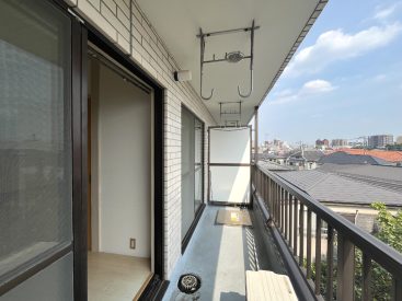 南向きのバルコニーはゆったり。視界も良好です。