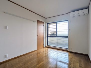 玄関側の洋室、6帖。