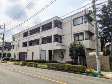 3階建ての低層マンション。