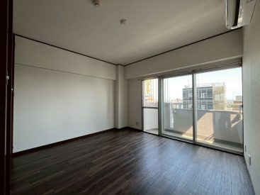 南側の洋室は8帖。