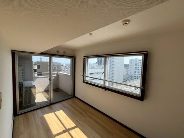 西側の洋室は4帖。