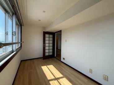 二面採光の明るい部屋。