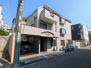 千歳船橋駅から徒歩12分、住宅街に位置しています。