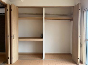 壁一面の収納。助かる～。収めるものは収めて、お部屋はすっきりと。
