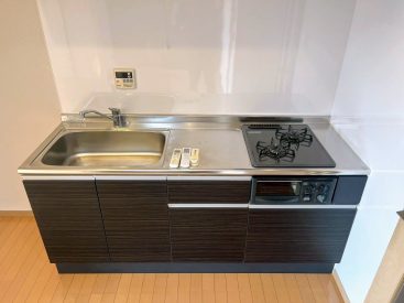 ガス2口のシステムキッチン。