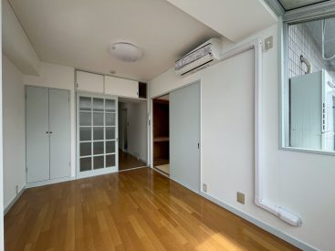 洋室は角部屋で明るいです。