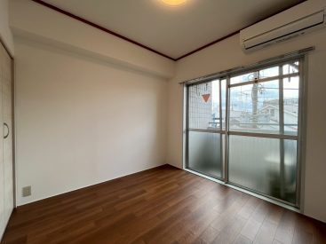 こちらの洋室にもバルコニーがあります。