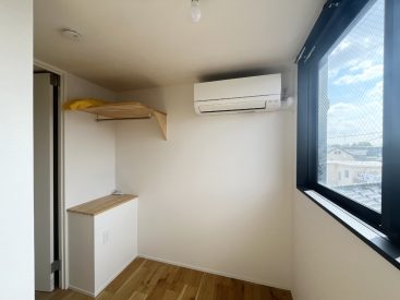 かなり小さな部屋ですが、窓のおかげで開放的です。