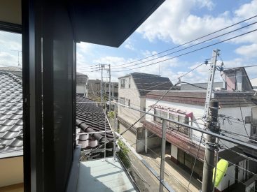 窓の先はバルコニー。