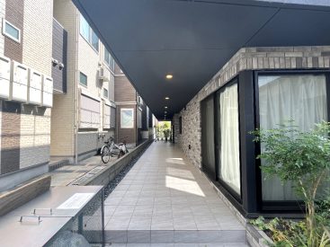  2023年12⽉築、外観デザインも見事なマンションです。