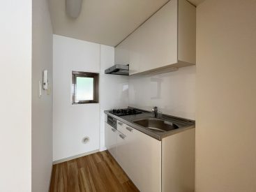 小窓で換気もできる、シンプルなキッチン。2口コンロ、グリル付きです。