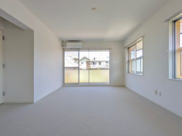 約19帖の広々リビング。最上階・角部屋で明るい。