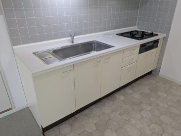 3口ガスのシステムキッチン。タイルとクッションフロアもグレーで統一。