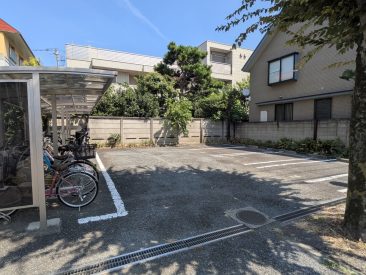 駐輪場・駐車場。駐車場は空き有りです。