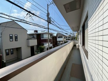 全部屋にアクセスできるバルコニー。