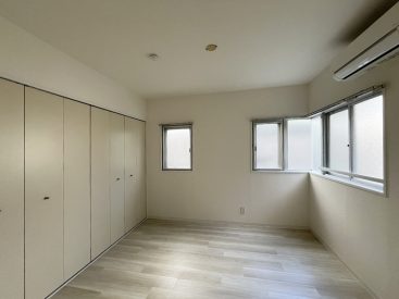 2面カドの窓からきれいな日差し。