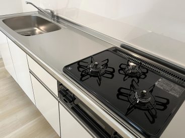 3口ガスコンロ、魚焼きグリルもあります。お手入れのしやすさもグッド。