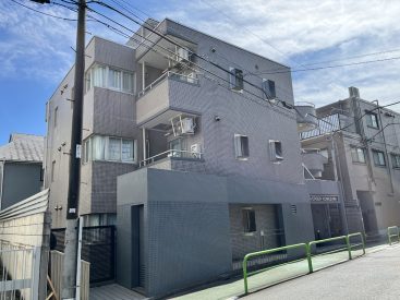 駒沢大学駅徒歩3分の距離にあるマンション。オートロック完備です。