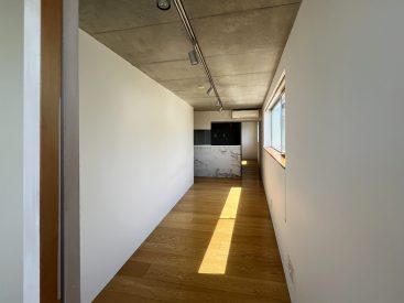 仕切りのないフラットなワンルーム。