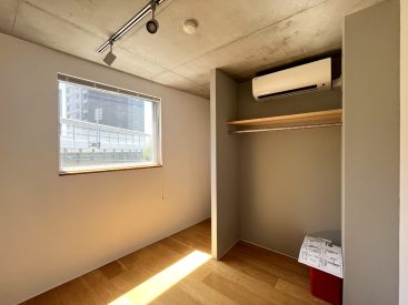 奥の部屋は寝室スペースに。