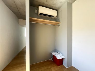 エアコン完備。オープンなハンガーパイプの収納があります。