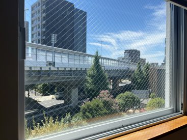 窓の外は大通り。景色もちょうどよく、音も気になりません。